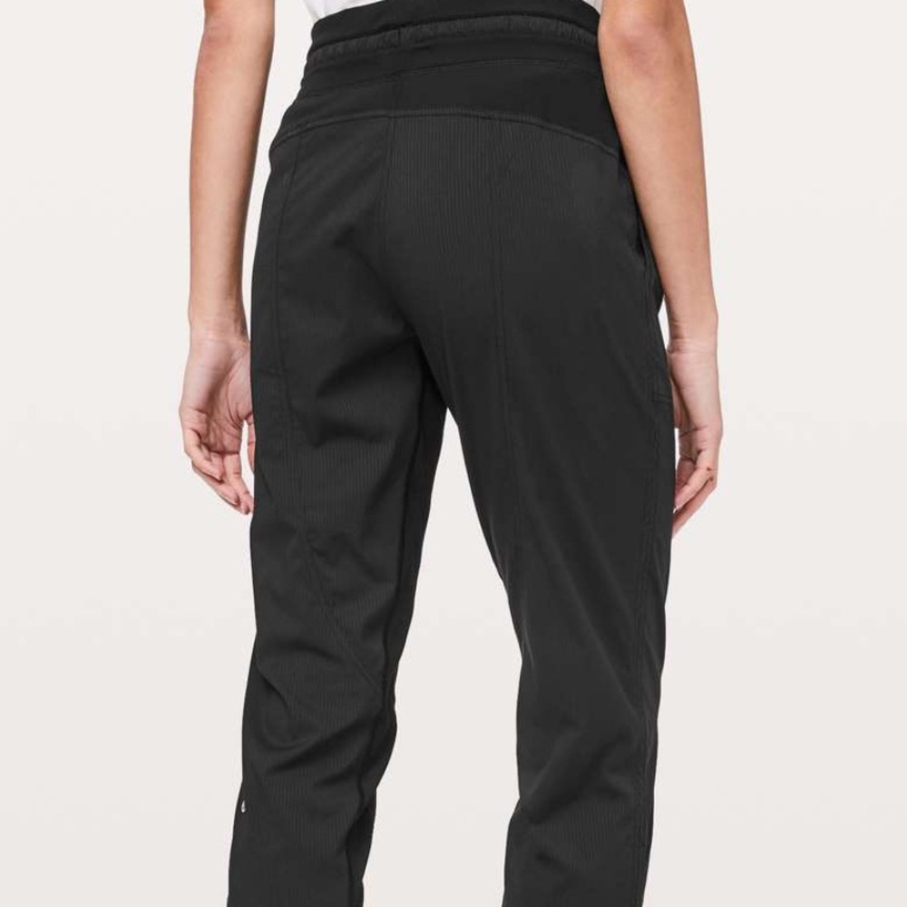 Lululemon Women’s Dance Studio Crop *25" in Black Size 8